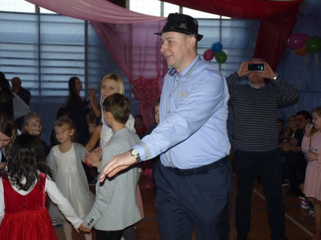 Mali i duzi bawią się na choince w Zielkowicach