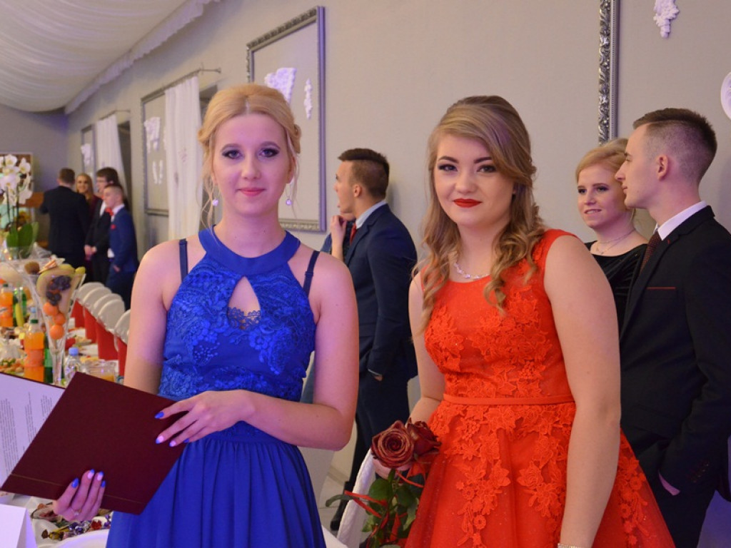 Maturzyści z Bratoszewic bawią się w Niedźwiadzie