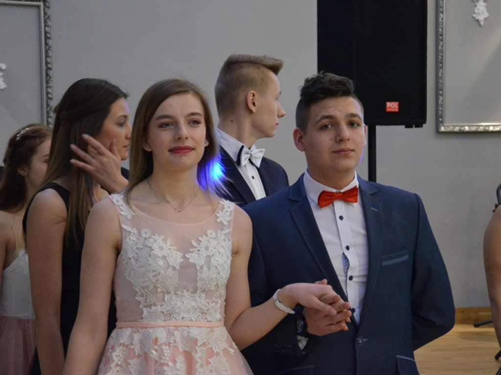 Maturzyści z Bratoszewic bawią się w Niedźwiadzie