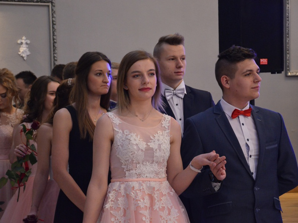 Maturzyści z Bratoszewic bawią się w Niedźwiadzie