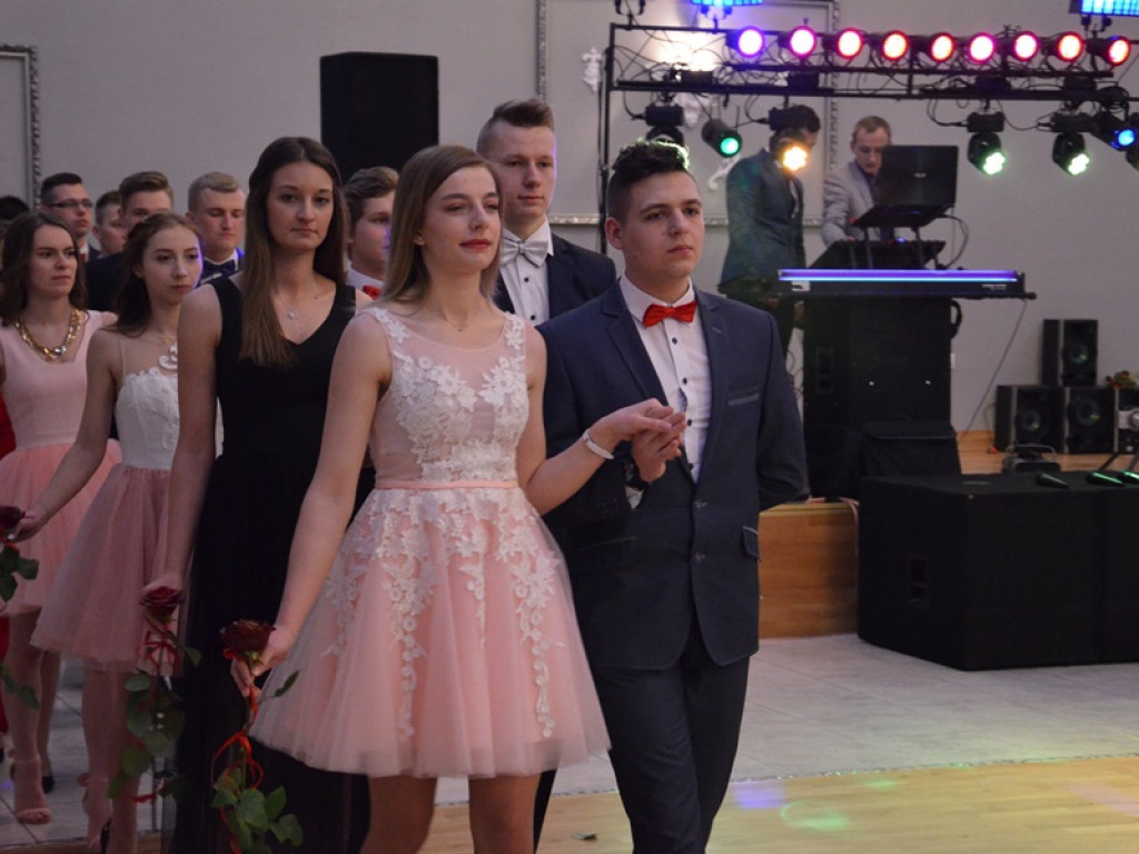 Maturzyści z Bratoszewic bawią się w Niedźwiadzie