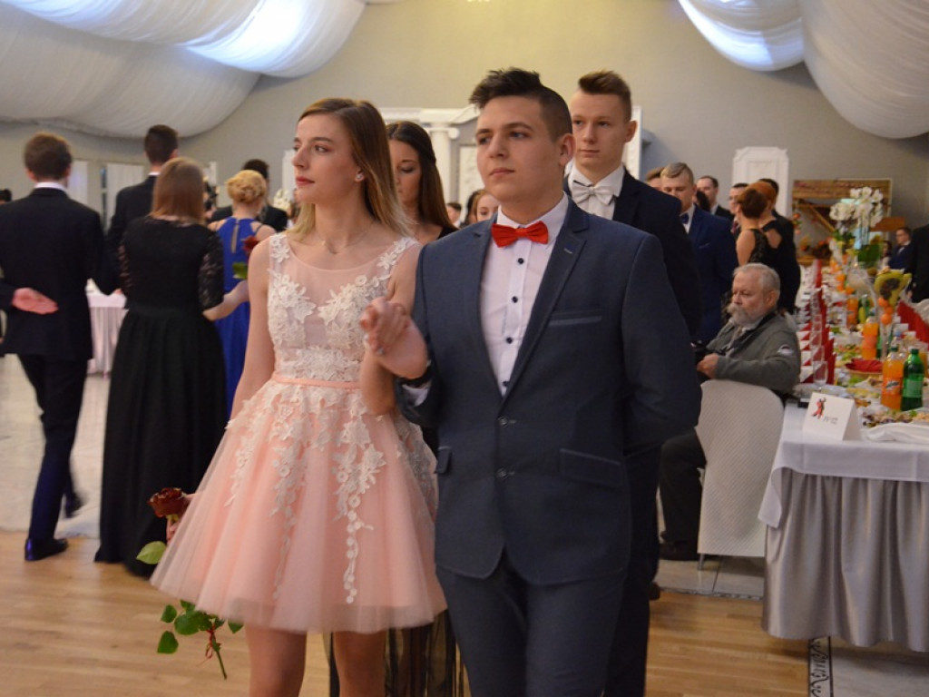 Maturzyści z Bratoszewic bawią się w Niedźwiadzie