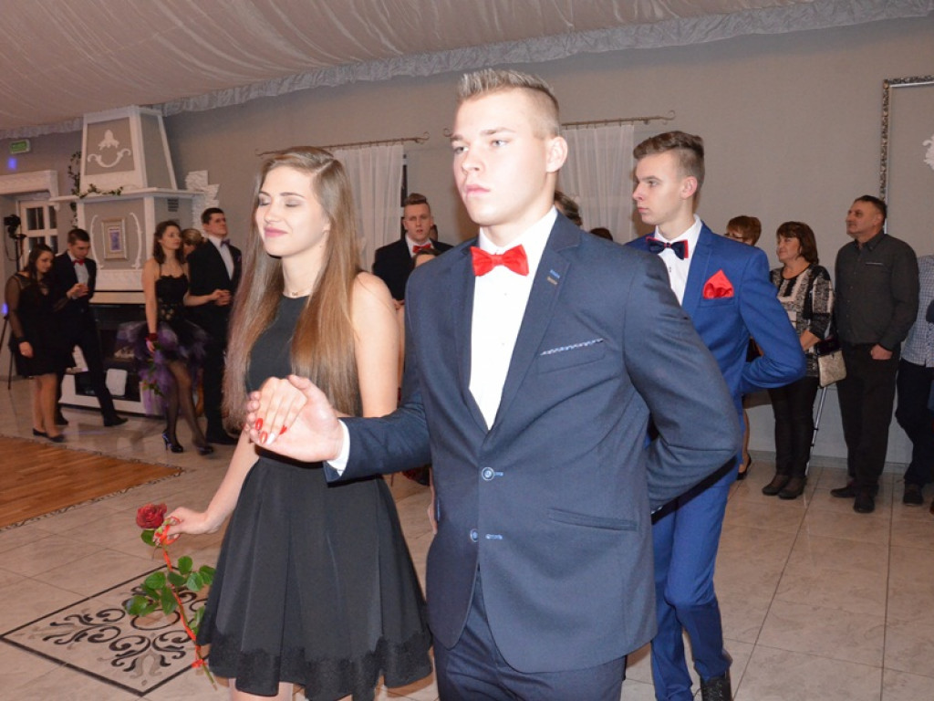 Maturzyści z Bratoszewic bawią się w Niedźwiadzie