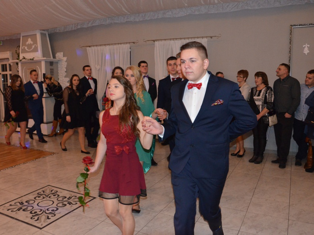 Maturzyści z Bratoszewic bawią się w Niedźwiadzie