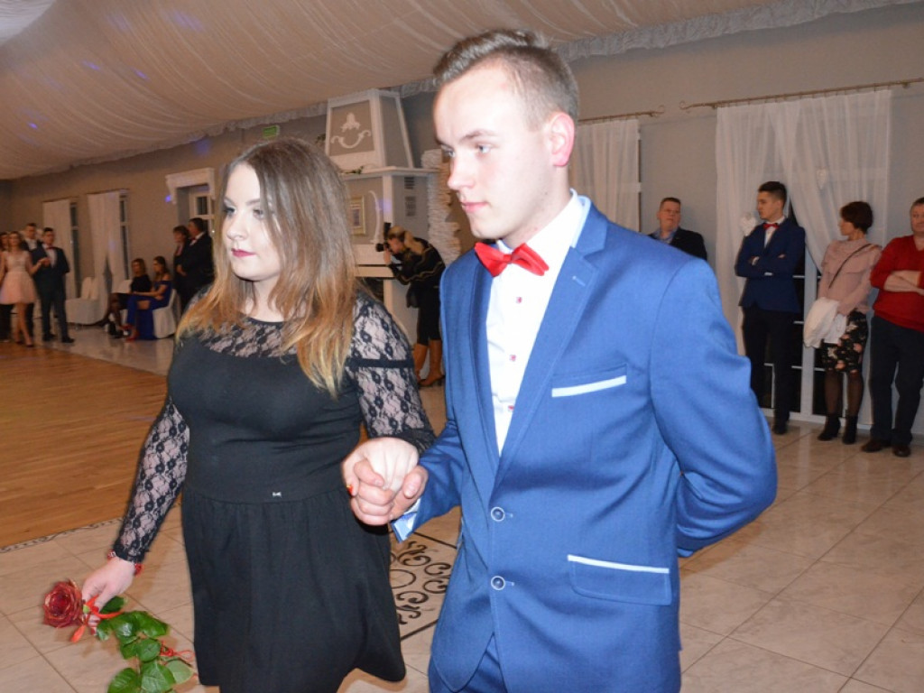 Maturzyści z Bratoszewic bawią się w Niedźwiadzie
