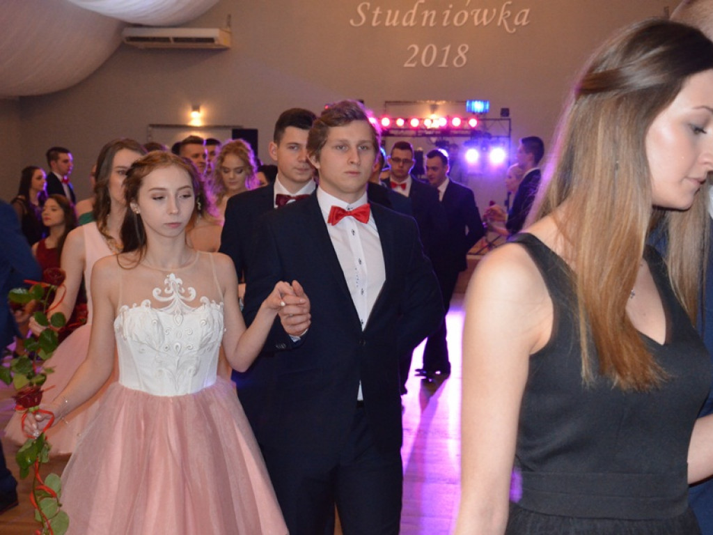 Maturzyści z Bratoszewic bawią się w Niedźwiadzie
