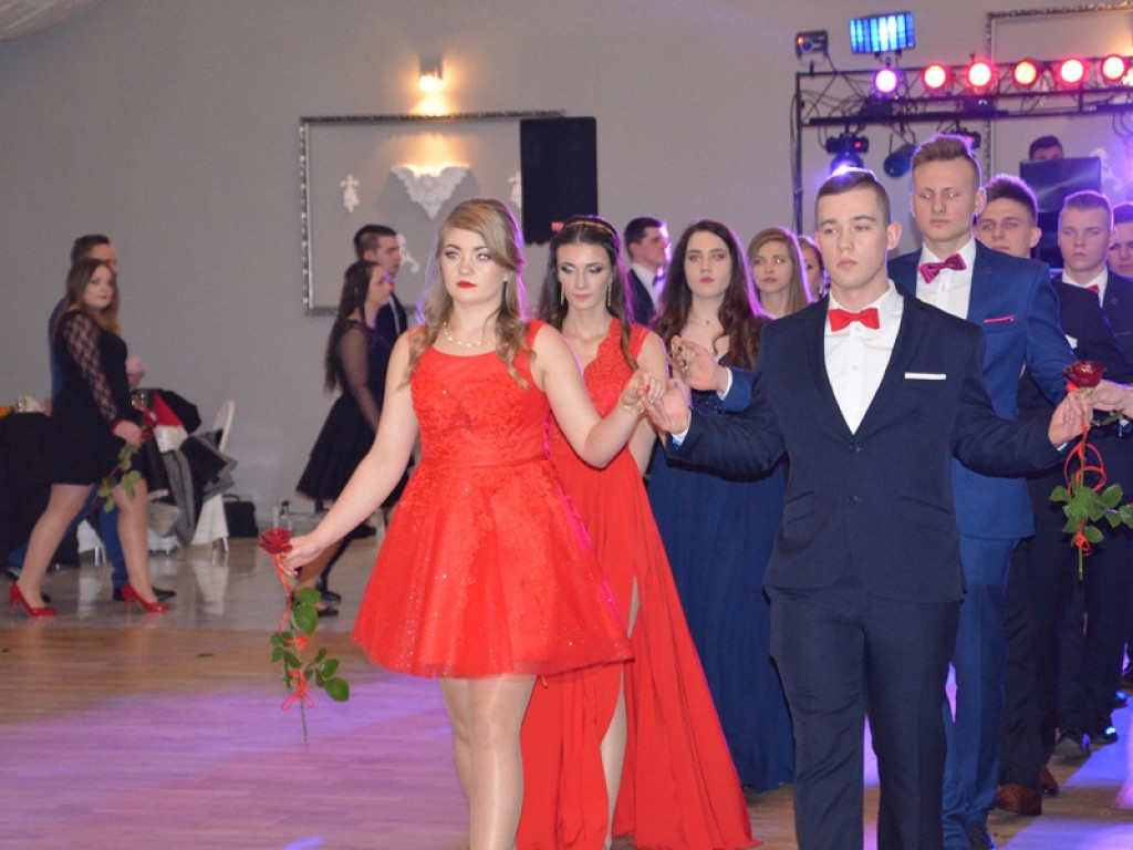 Maturzyści z Bratoszewic bawią się w Niedźwiadzie