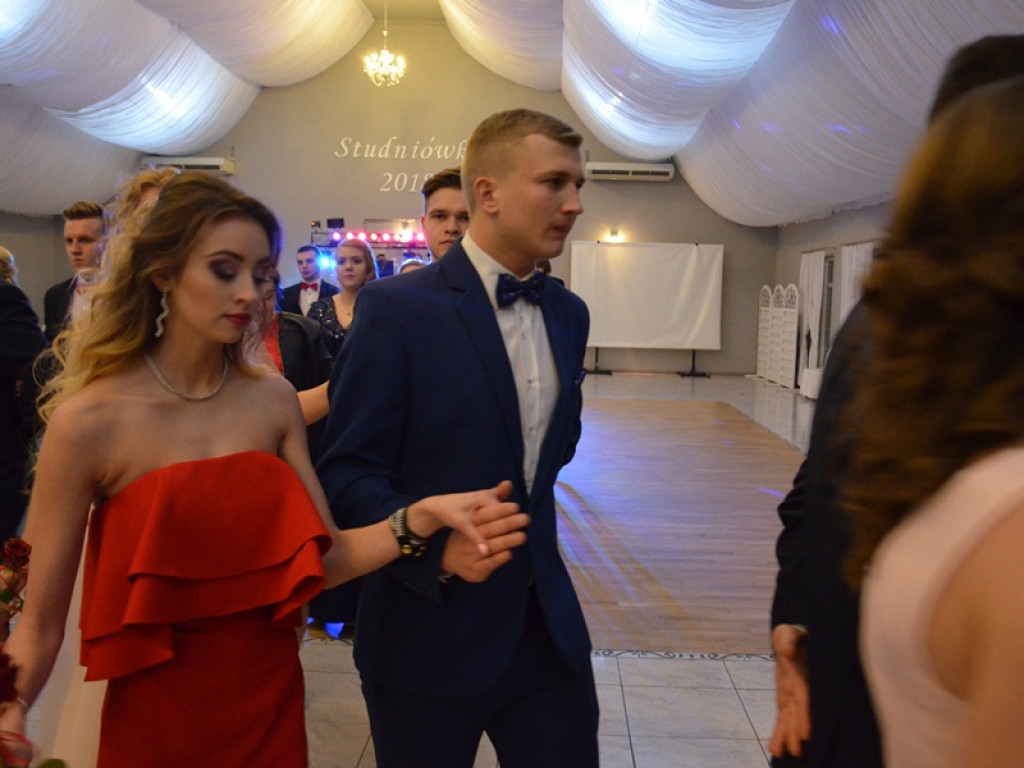 Maturzyści z Bratoszewic bawią się w Niedźwiadzie