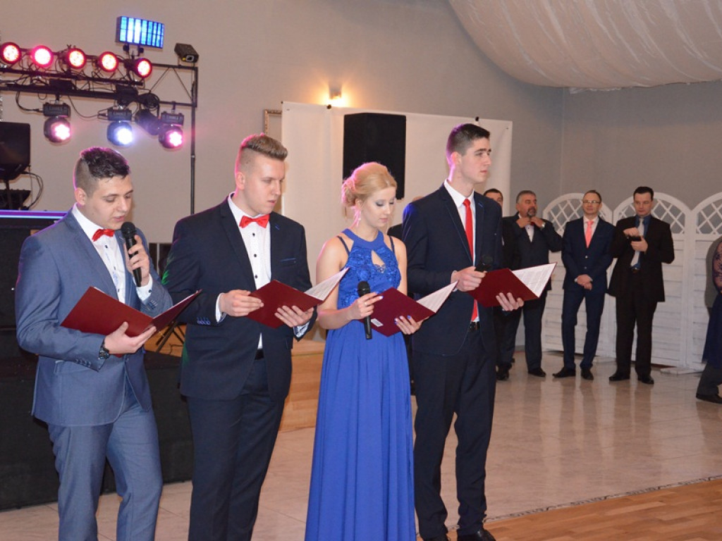 Maturzyści z Bratoszewic bawią się w Niedźwiadzie