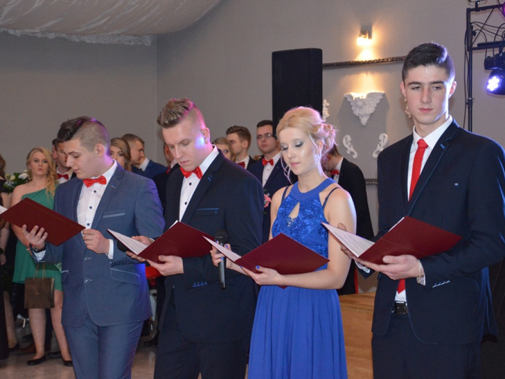 Maturzyści z Bratoszewic bawią się w Niedźwiadzie