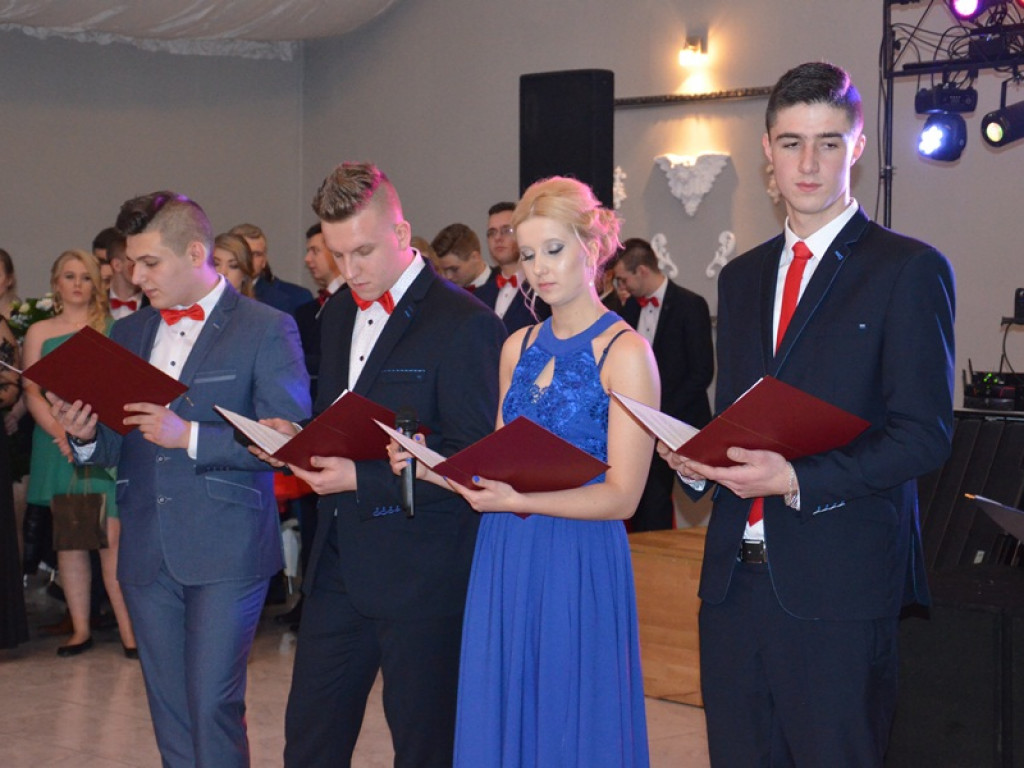 Maturzyści z Bratoszewic bawią się w Niedźwiadzie