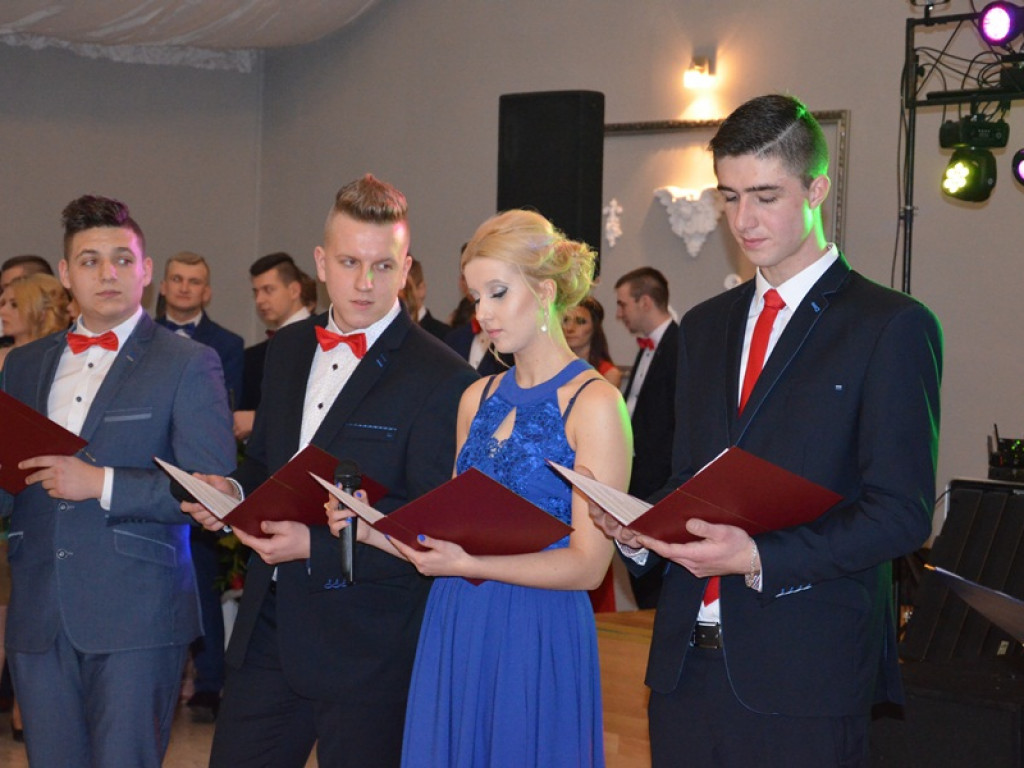 Maturzyści z Bratoszewic bawią się w Niedźwiadzie
