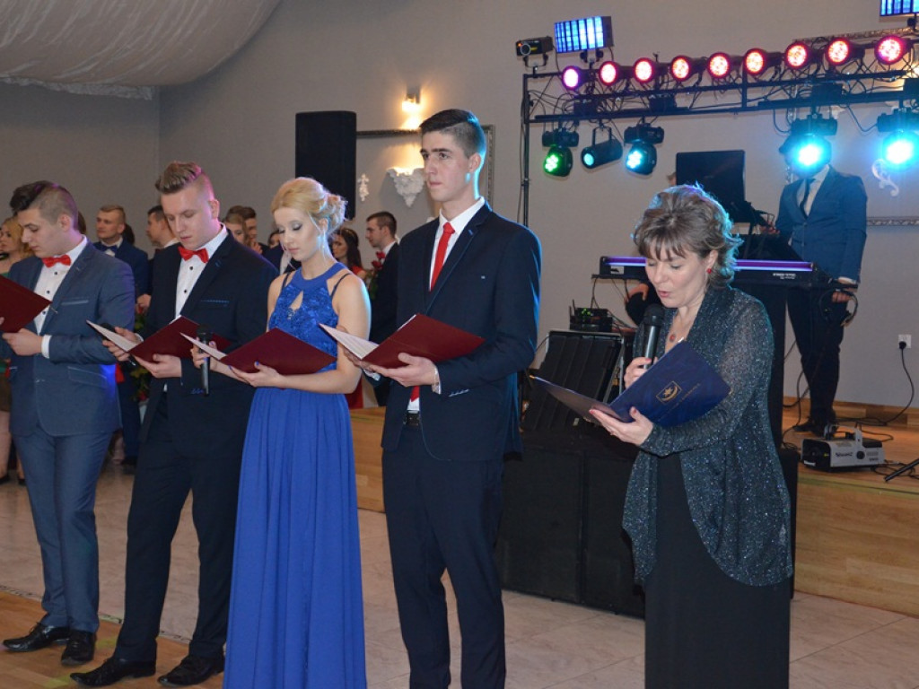 Maturzyści z Bratoszewic bawią się w Niedźwiadzie