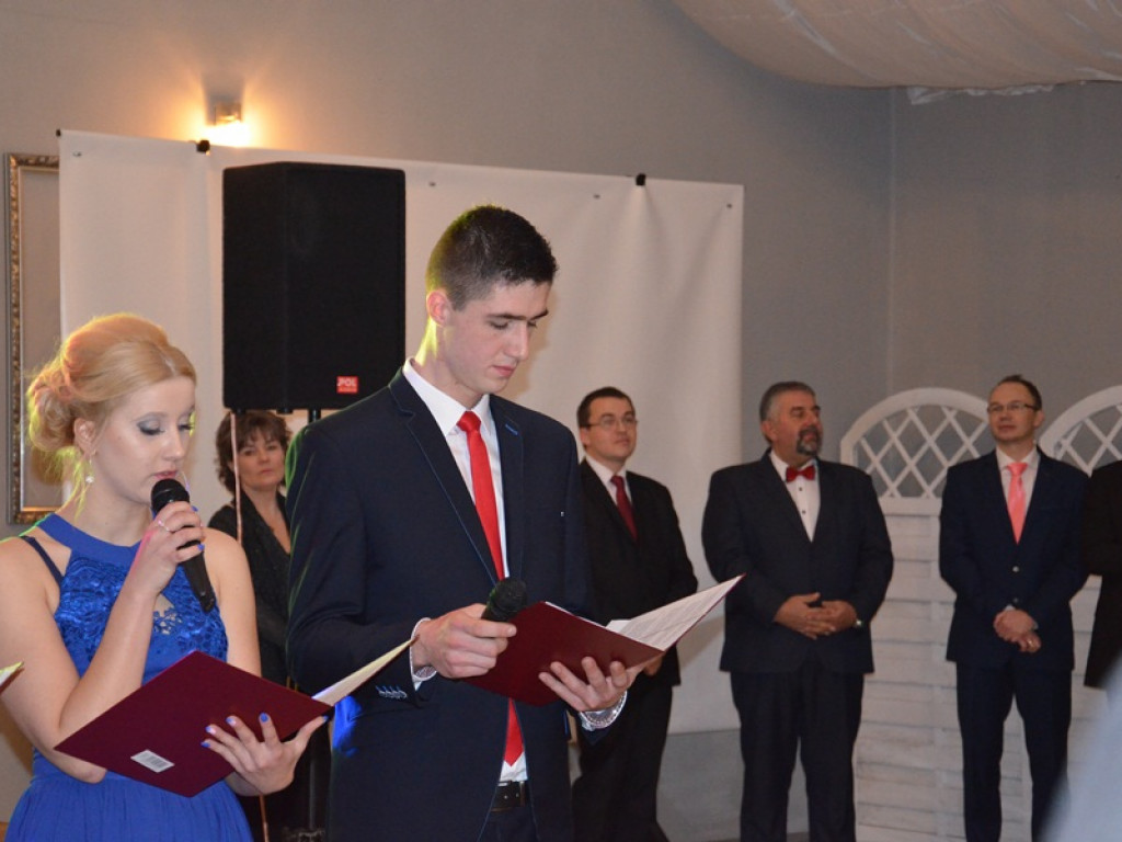Maturzyści z Bratoszewic bawią się w Niedźwiadzie