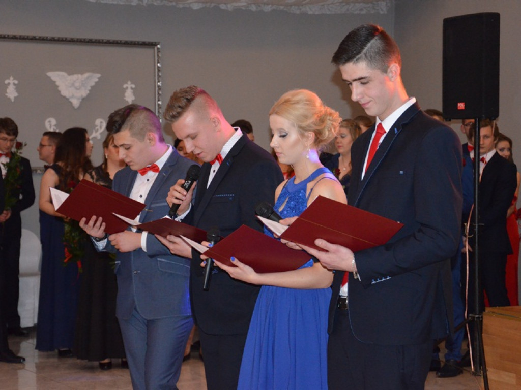 Maturzyści z Bratoszewic bawią się w Niedźwiadzie