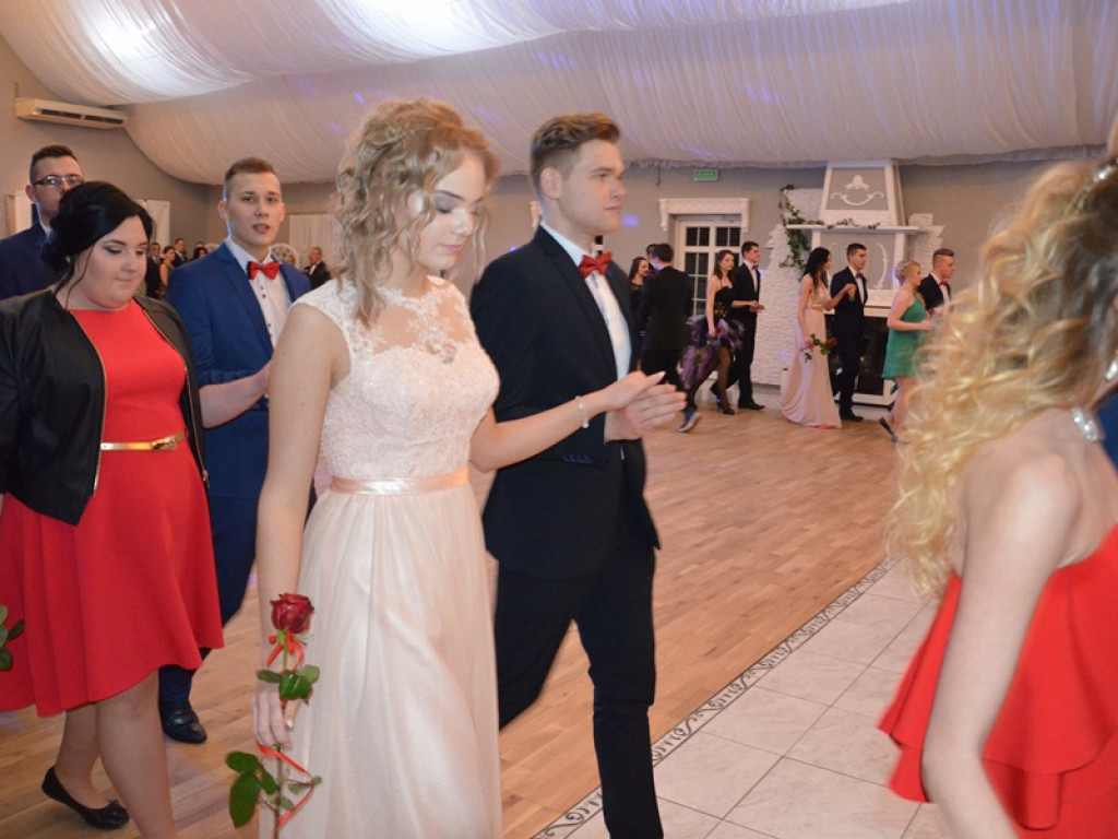 Maturzyści z Bratoszewic bawią się w Niedźwiadzie