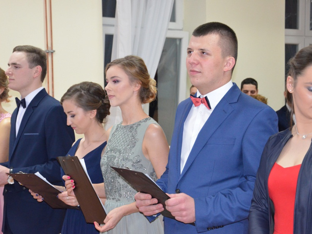 Studniówka uczniów ze Zduńskiej Dąbrowy