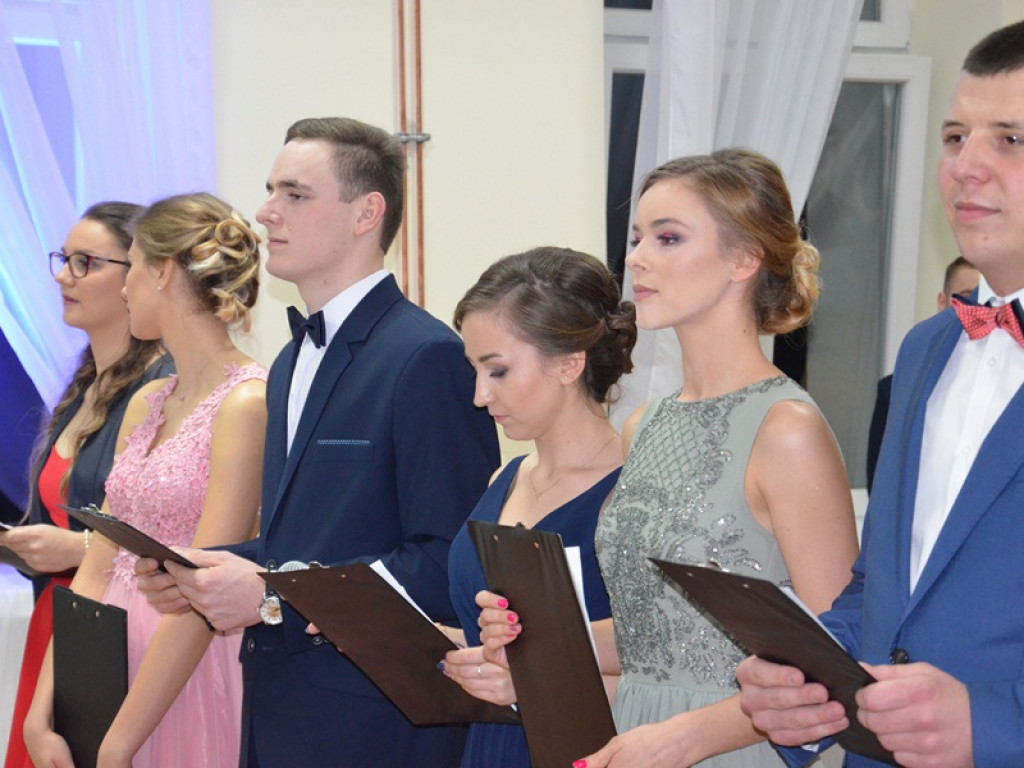 Studniówka uczniów ze Zduńskiej Dąbrowy
