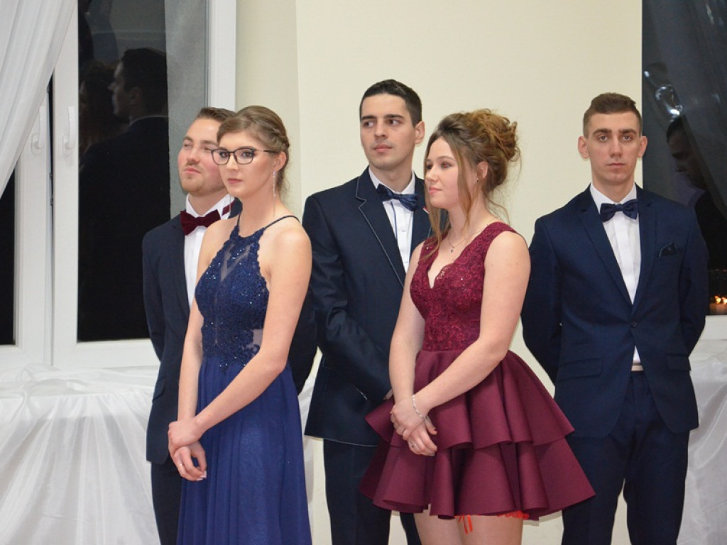 Studniówka uczniów ze Zduńskiej Dąbrowy