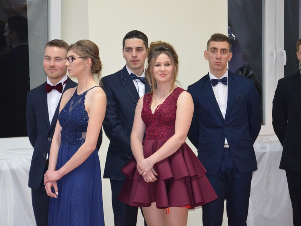 Studniówka uczniów ze Zduńskiej Dąbrowy