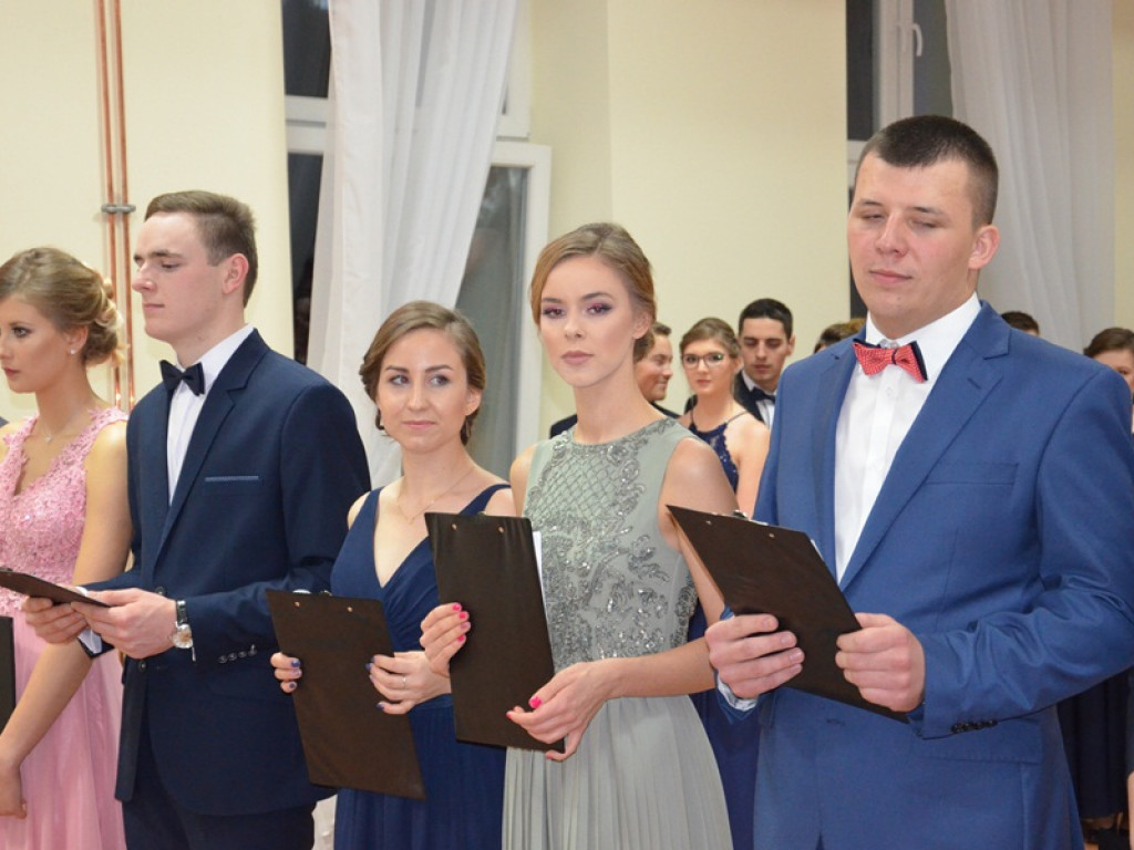 Studniówka uczniów ze Zduńskiej Dąbrowy