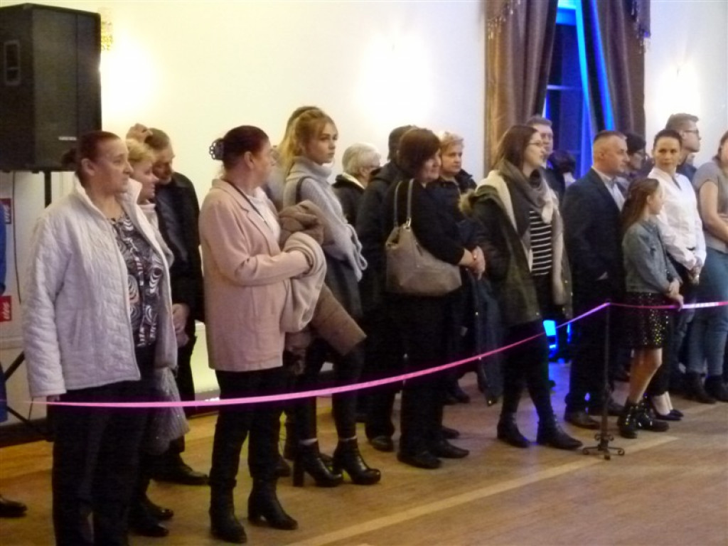Maturzyści z II LO bawią się na studniówce