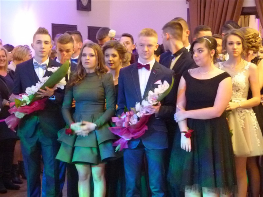 Maturzyści z II LO bawią się na studniówce