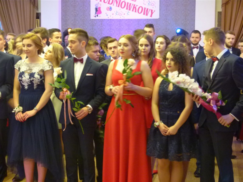 Maturzyści z II LO bawią się na studniówce