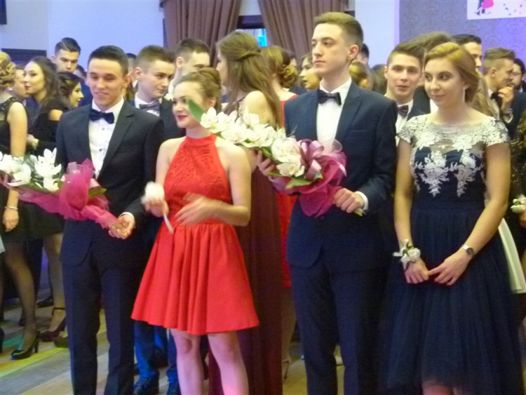 Maturzyści z II LO bawią się na studniówce