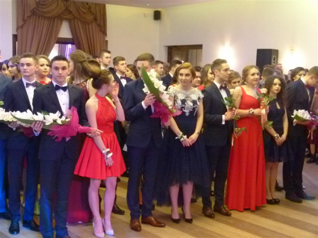 Maturzyści z II LO bawią się na studniówce