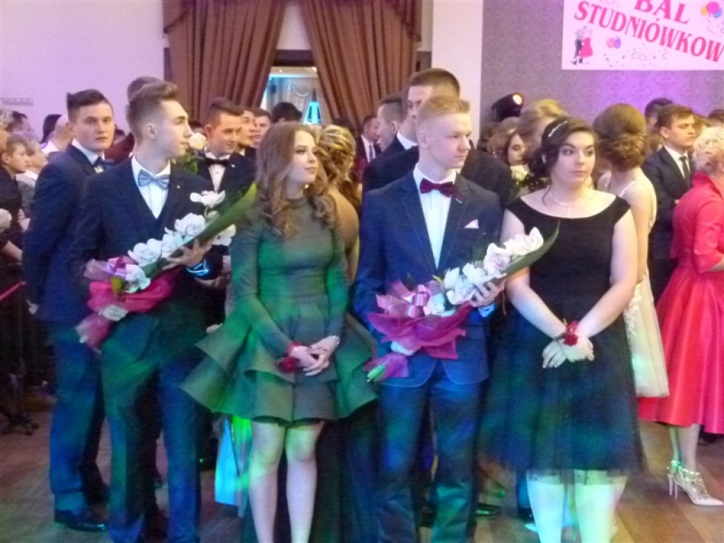Maturzyści z II LO bawią się na studniówce