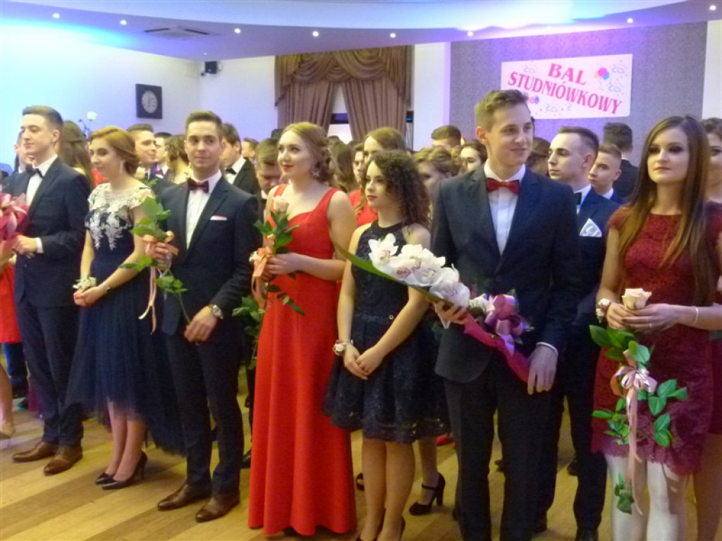Maturzyści z II LO bawią się na studniówce