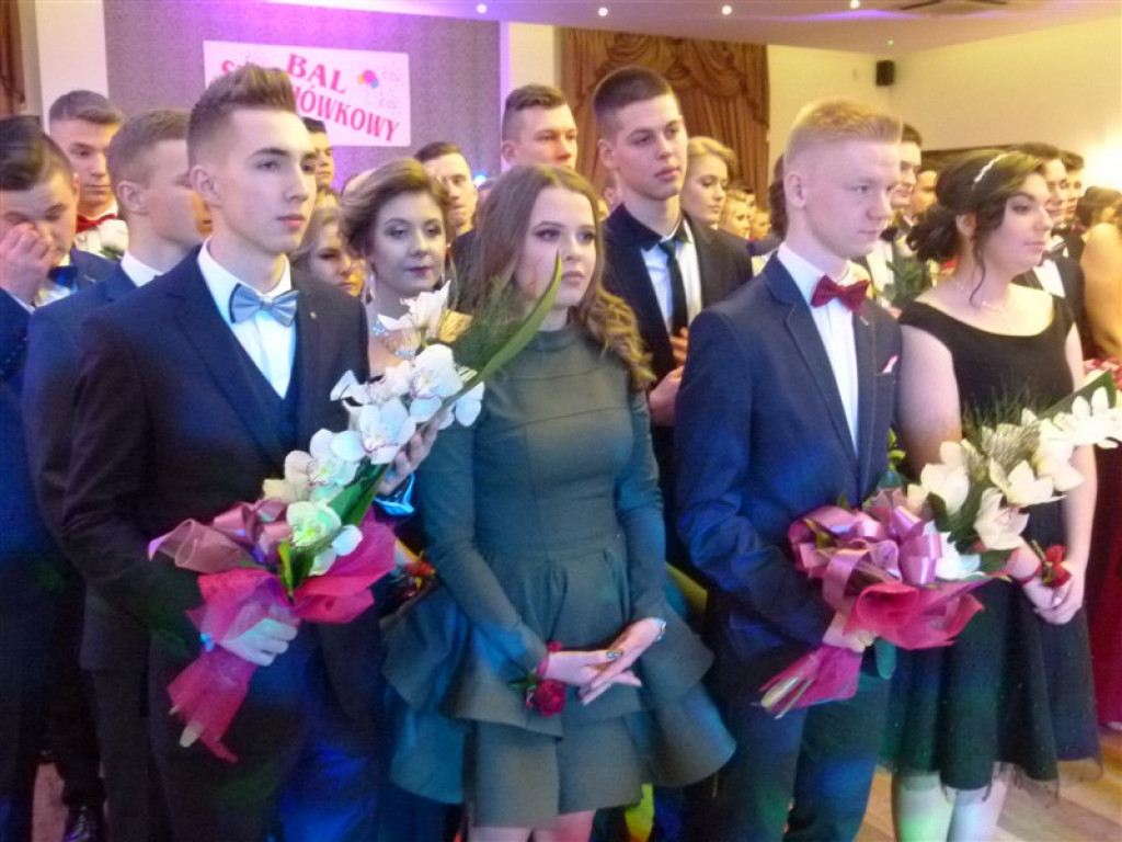 Maturzyści z II LO bawią się na studniówce