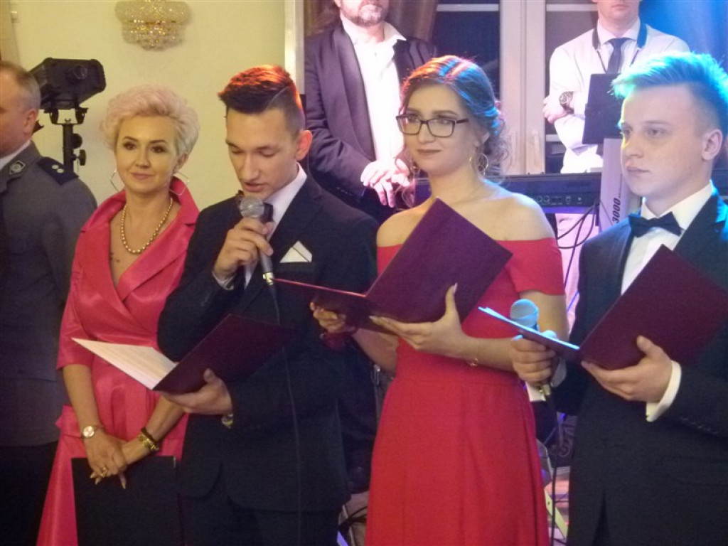 Maturzyści z II LO bawią się na studniówce