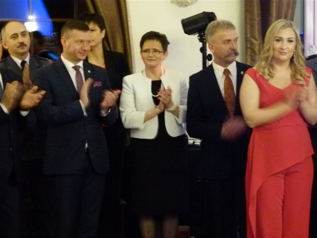 Maturzyści z II LO bawią się na studniówce