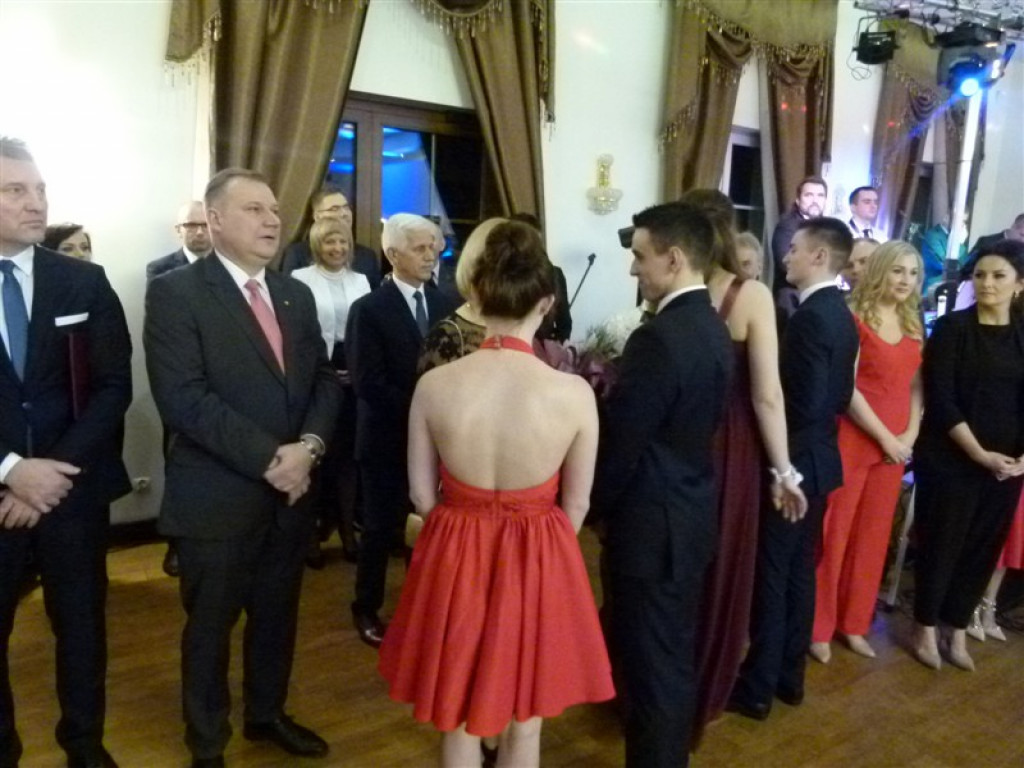 Maturzyści z II LO bawią się na studniówce
