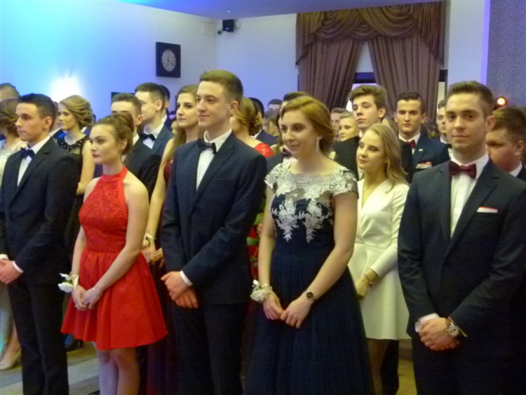 Maturzyści z II LO bawią się na studniówce