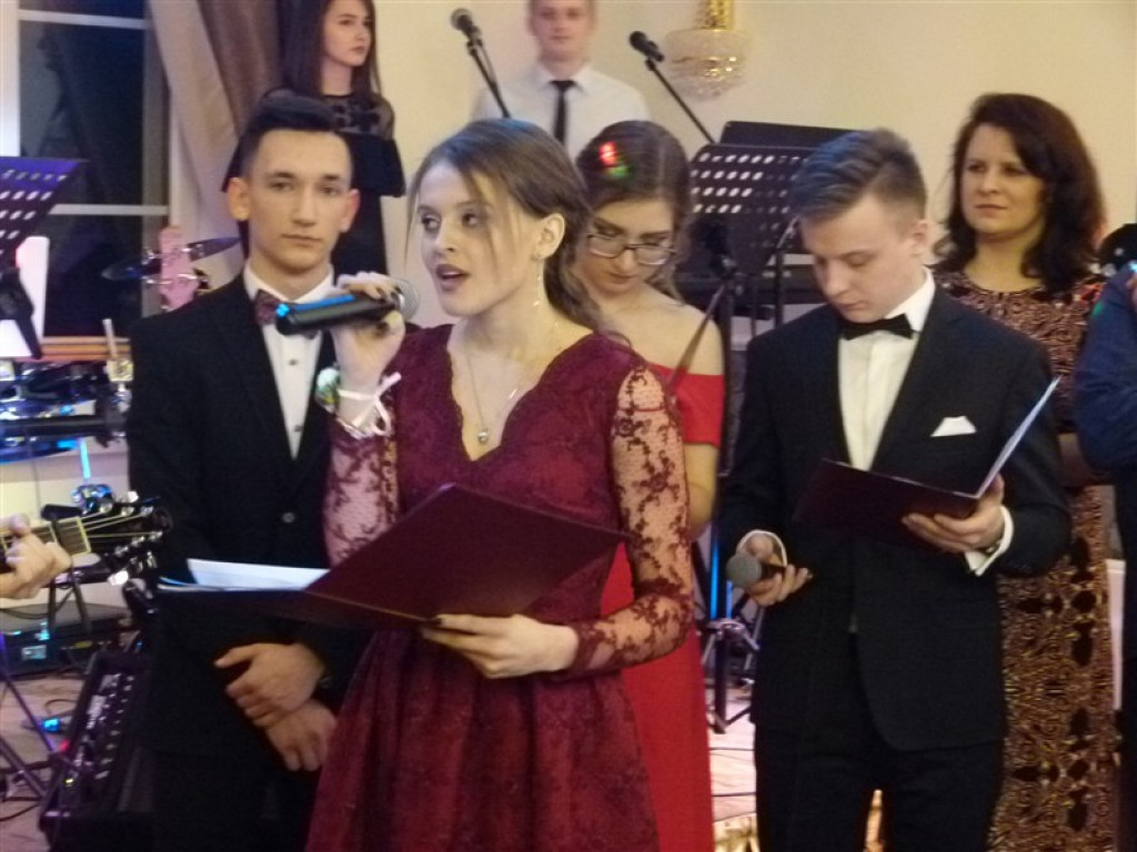 Maturzyści z II LO bawią się na studniówce