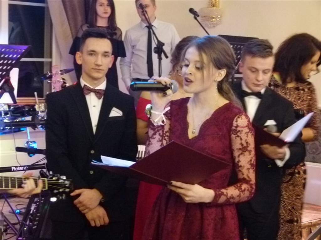 Maturzyści z II LO bawią się na studniówce