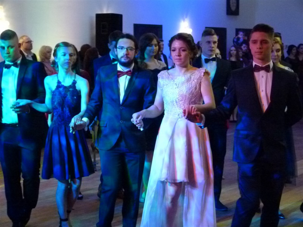 Maturzyści z II LO bawią się na studniówce