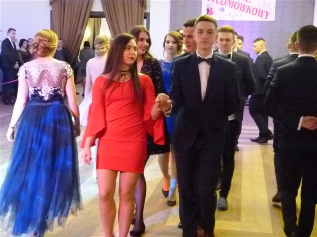 Maturzyści z II LO bawią się na studniówce