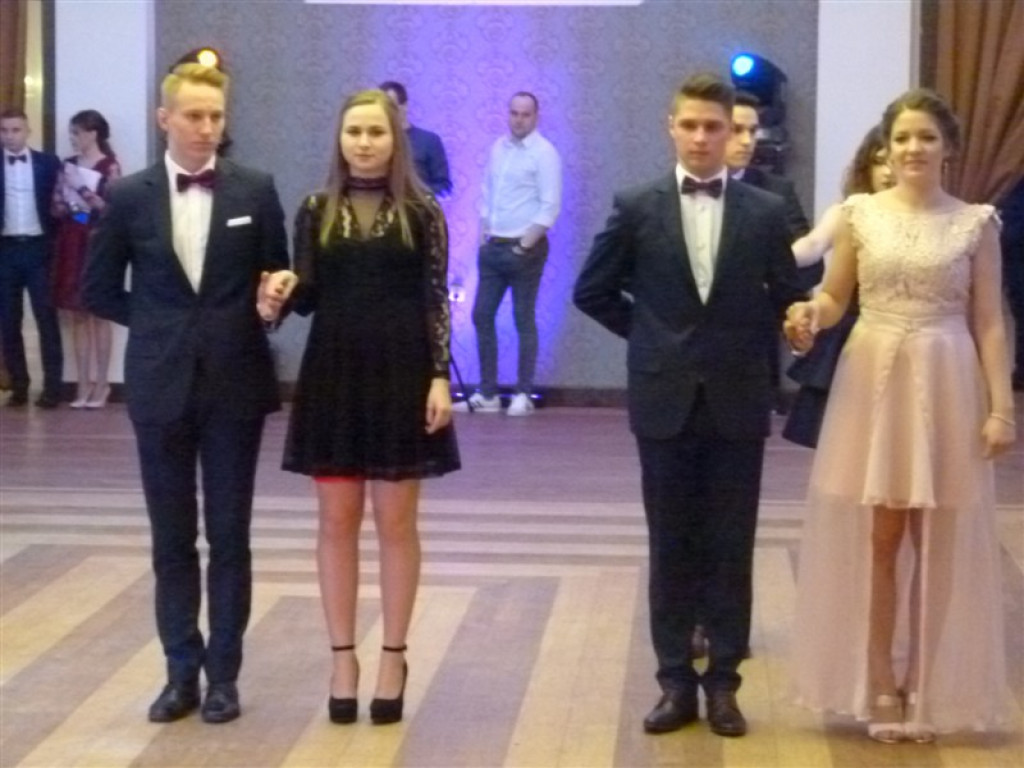 Maturzyści z II LO bawią się na studniówce