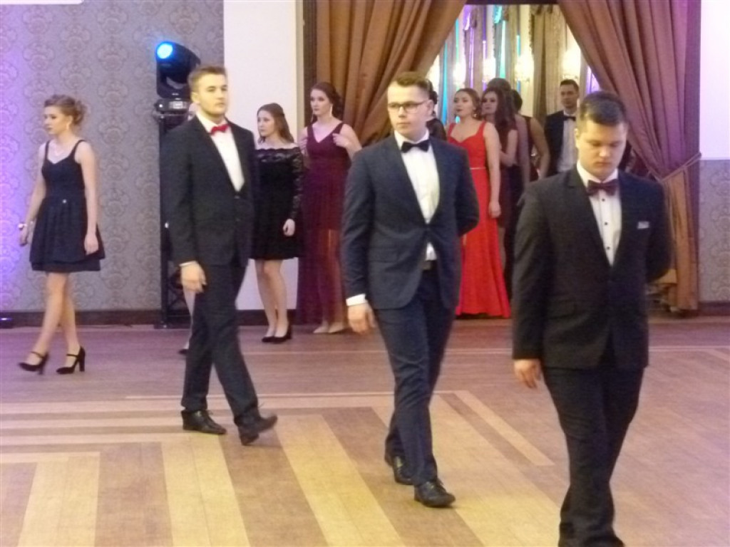Maturzyści z II LO bawią się na studniówce