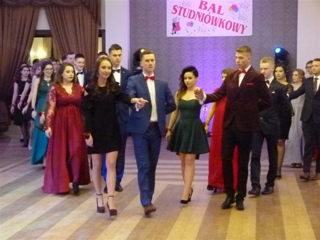 Maturzyści z II LO bawią się na studniówce