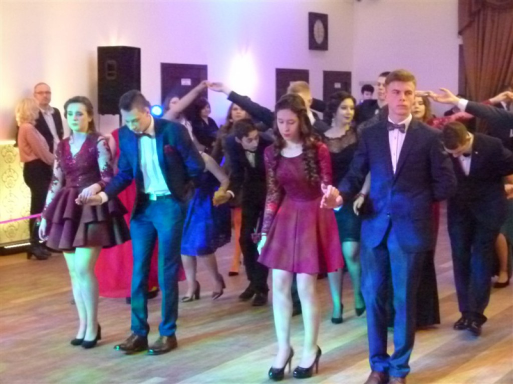 Maturzyści z II LO bawią się na studniówce