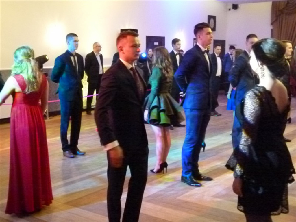 Maturzyści z II LO bawią się na studniówce