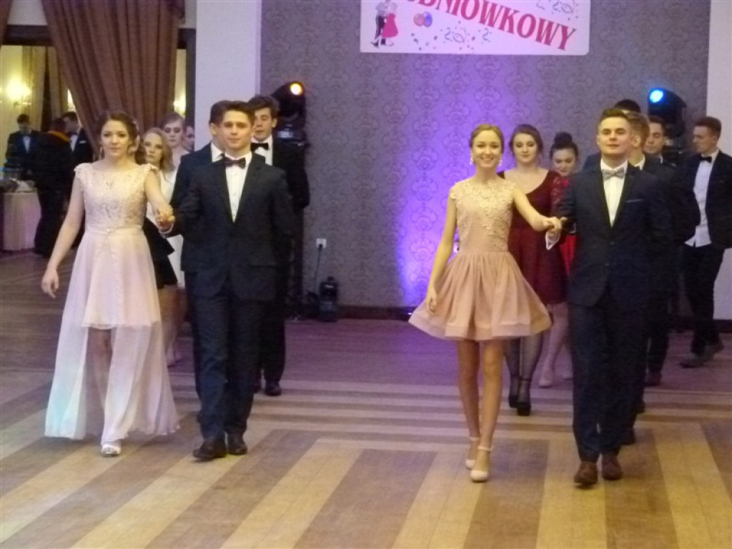 Maturzyści z II LO bawią się na studniówce