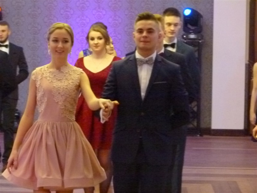 Maturzyści z II LO bawią się na studniówce
