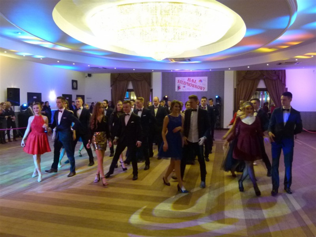 Maturzyści z II LO bawią się na studniówce