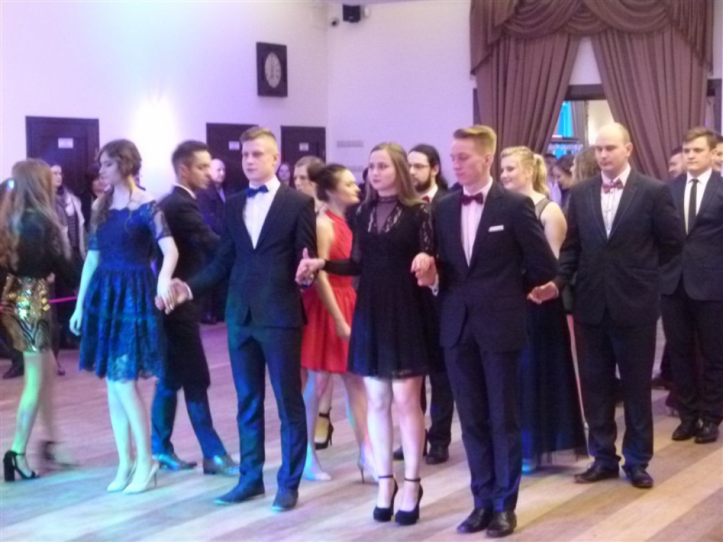 Maturzyści z II LO bawią się na studniówce